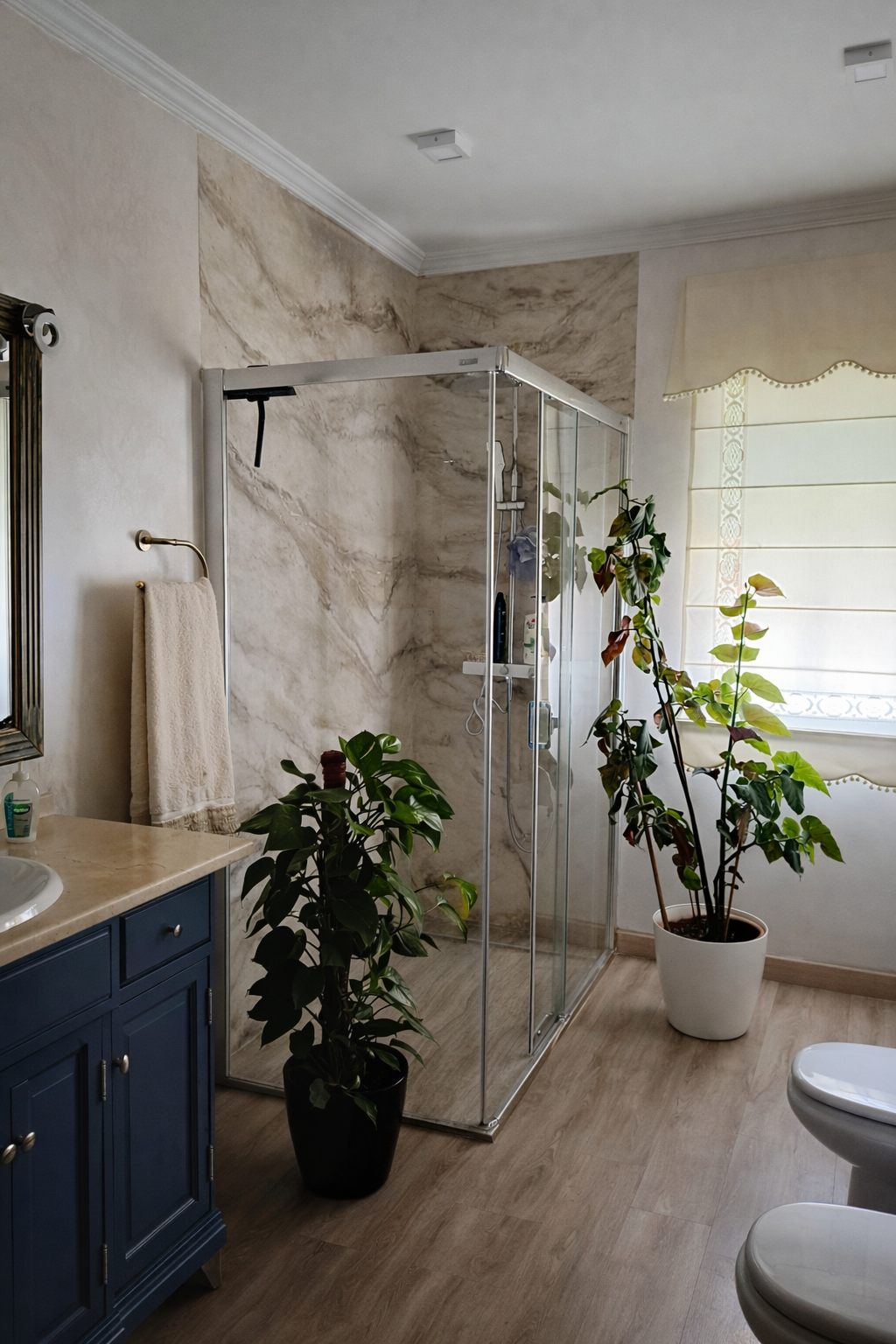 Detalle de mural floral pintado sobre pared oscura.