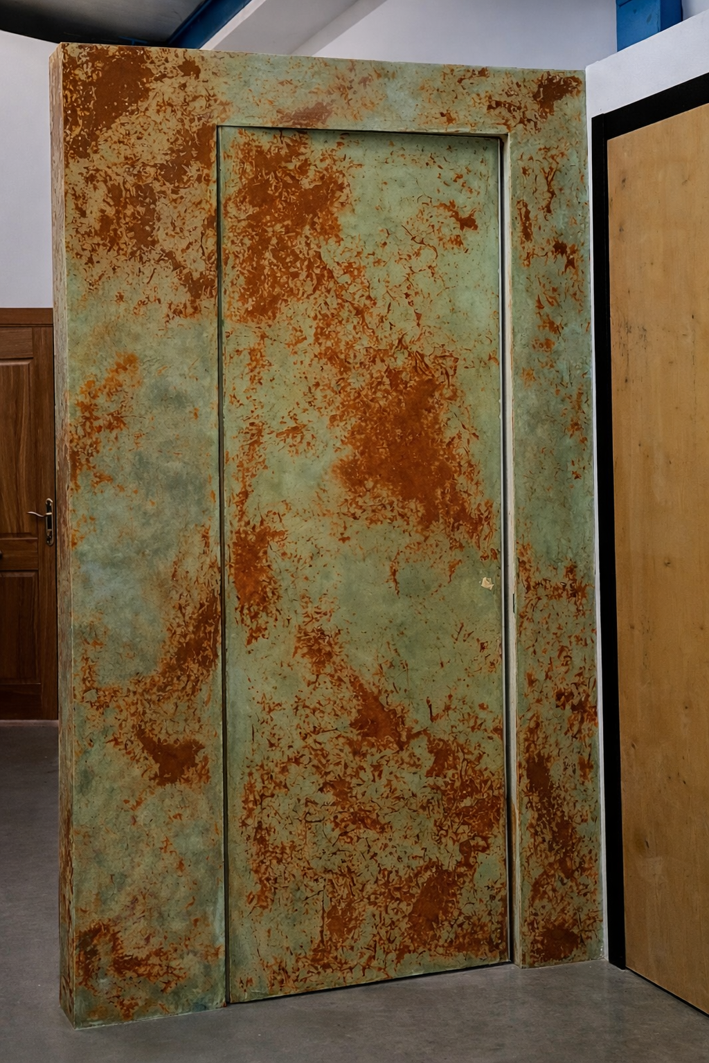 Mesa decorada con pan de oro y detalles artesanales.