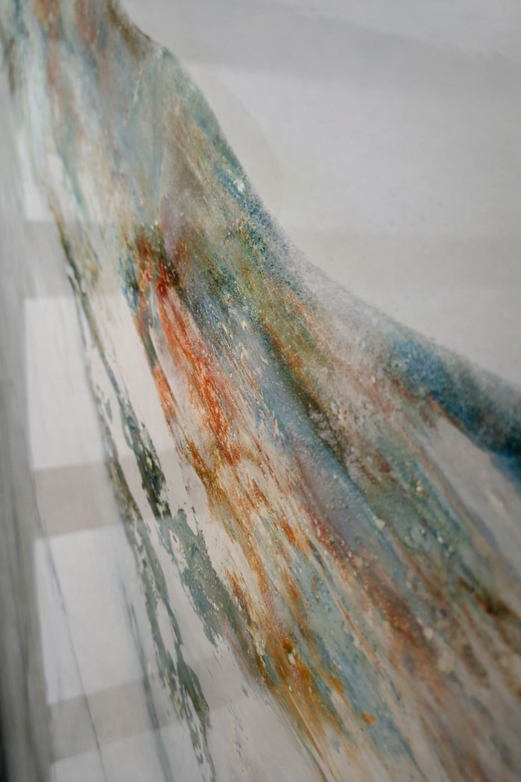 Chimenea restaurada con efecto piedra y acabados cálidos.