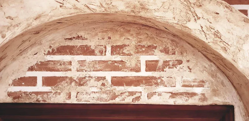 Chimenea restaurada con efecto piedra y acabados cálidos.