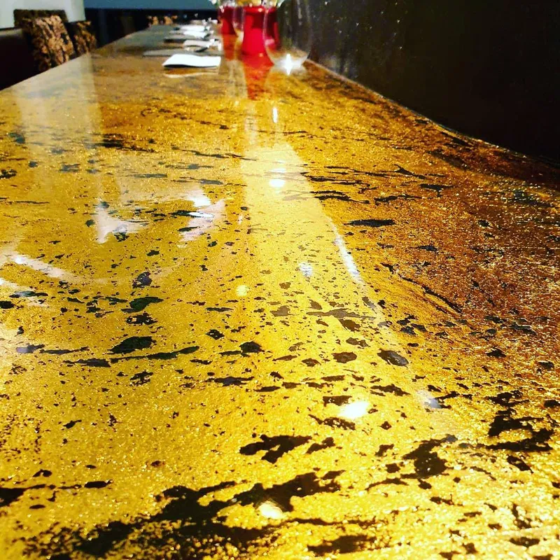 Mesa decorada con pan de oro y detalles artesanales.